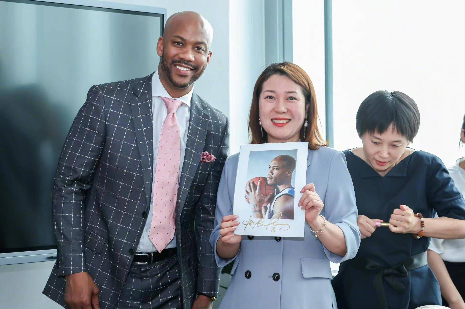 宋婉婷更是瞠目结舌，脱口道：那……那您昨天还让我把他驱逐出场……叶辰淡然道：当时我也不知道他的真实身份，而且，就算我知道，那种情况也必须把他驱逐出去。